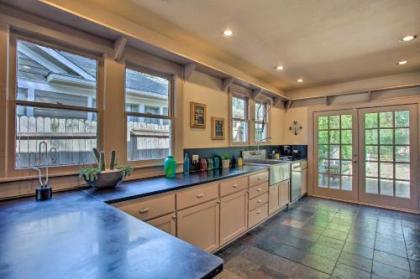 Couples Retreat with Deck Less Than 1 Mi to Lower Greenville! - image 5