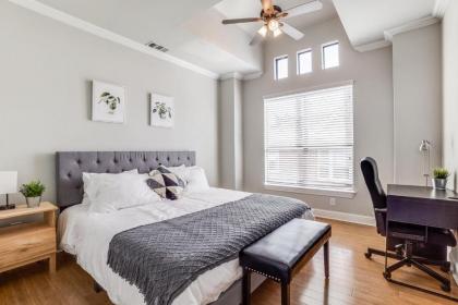 Gorgeous Oak Lawn townhouse KING BEDS Texas
