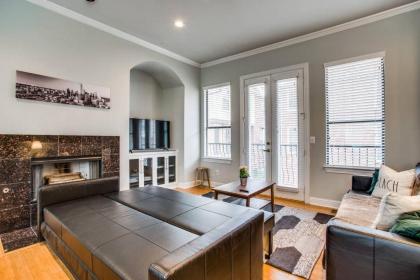 2 Huge Townhouses in Oak Lawn PERFECT for groups - image 10