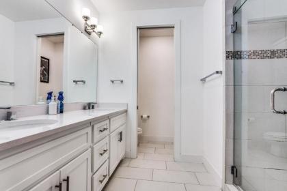CozySuites Luxe 3BR Uptown Home Great Rooftop - image 17