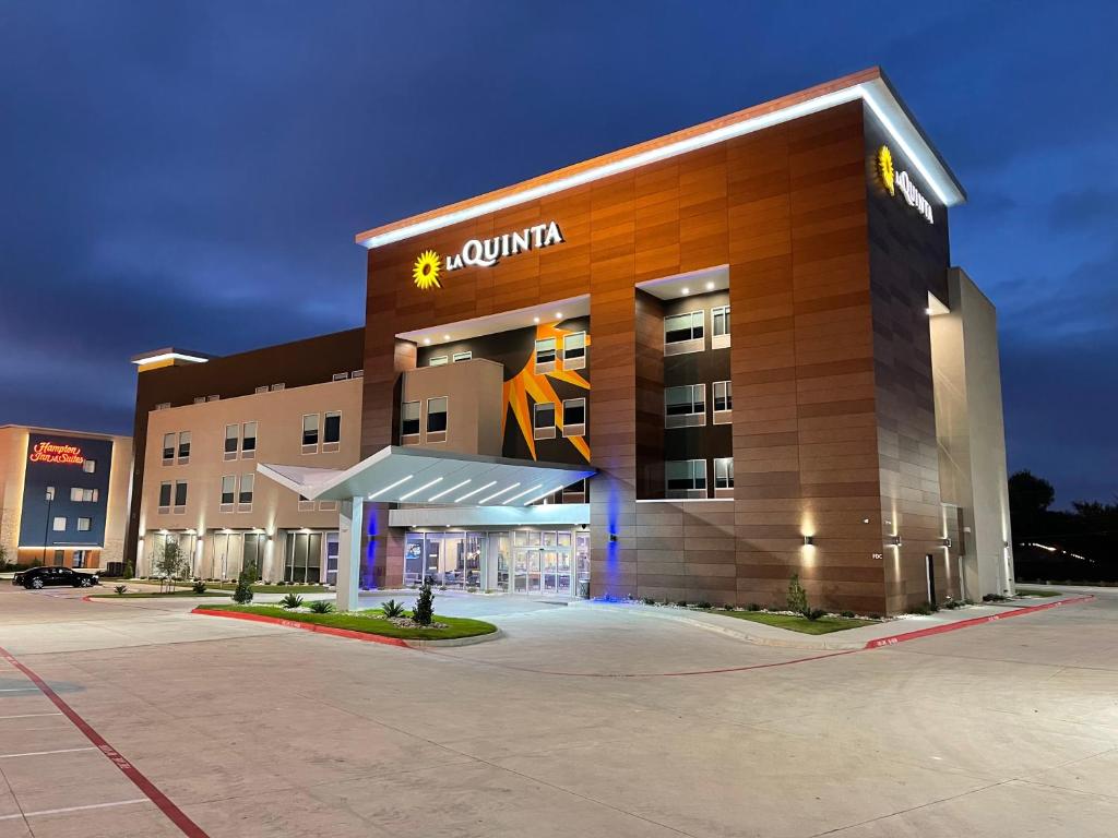 La Quinta Inn & Suites by Wyndham Dallas/Fairpark - main image