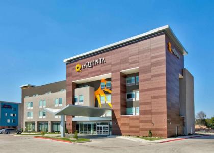 La Quinta Inn & Suites by Wyndham Dallas/Fairpark - image 16