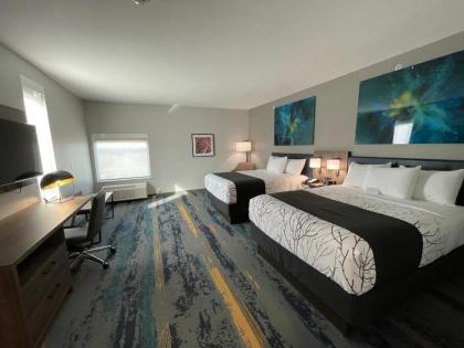 La Quinta Inn & Suites by Wyndham Dallas/Fairpark - image 2
