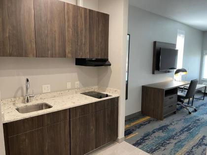 La Quinta Inn & Suites by Wyndham Dallas/Fairpark - image 5