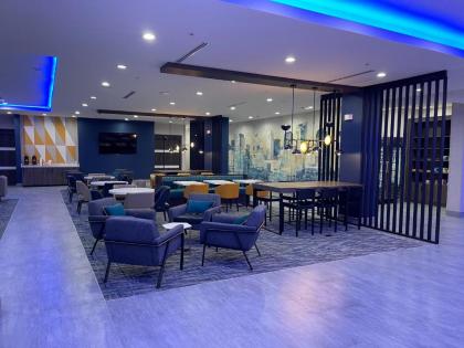 La Quinta Inn & Suites by Wyndham Dallas/Fairpark - image 7