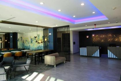 La Quinta Inn & Suites by Wyndham Dallas/Fairpark - image 9