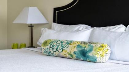 CozySuites Stunning 2BR 2BA with SKY POOL - image 3