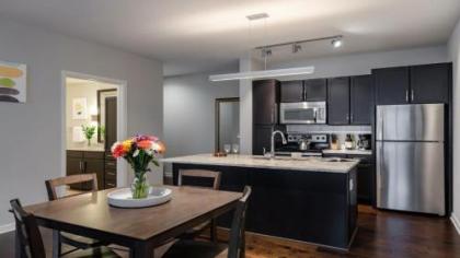 CozySuites Beautiful 1BR with SKY POOL - image 4