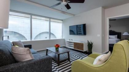 CozySuites modern Downtown Apartment King Bed Dallas Texas