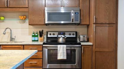 CozySuites TWO Stunning 1BR 1BA Apartments SKY POOL - image 14