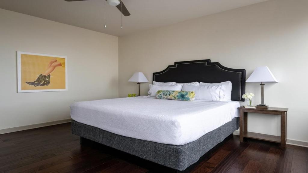 CozySuites TWO Stunning 1BR 1BA Apartments SKY POOL - image 6