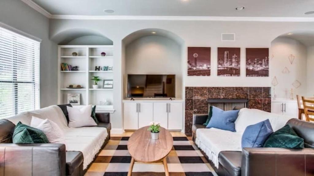 Stylish Three-Story Oak Lawn House - main image