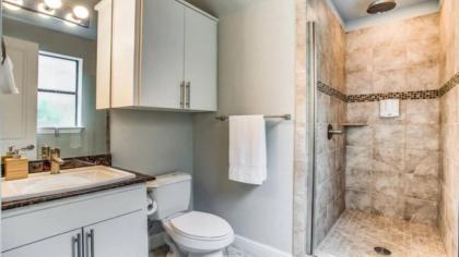 Stylish Three-Story Oak Lawn House - image 10