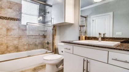 Stylish Three-Story Oak Lawn House - image 12