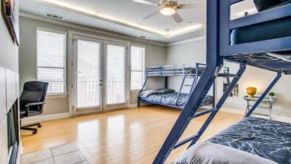 Stylish Three-Story Oak Lawn House - image 15