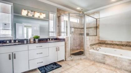 Stylish Three-Story Oak Lawn House - image 16