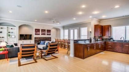Stylish Three-Story Oak Lawn House - image 2