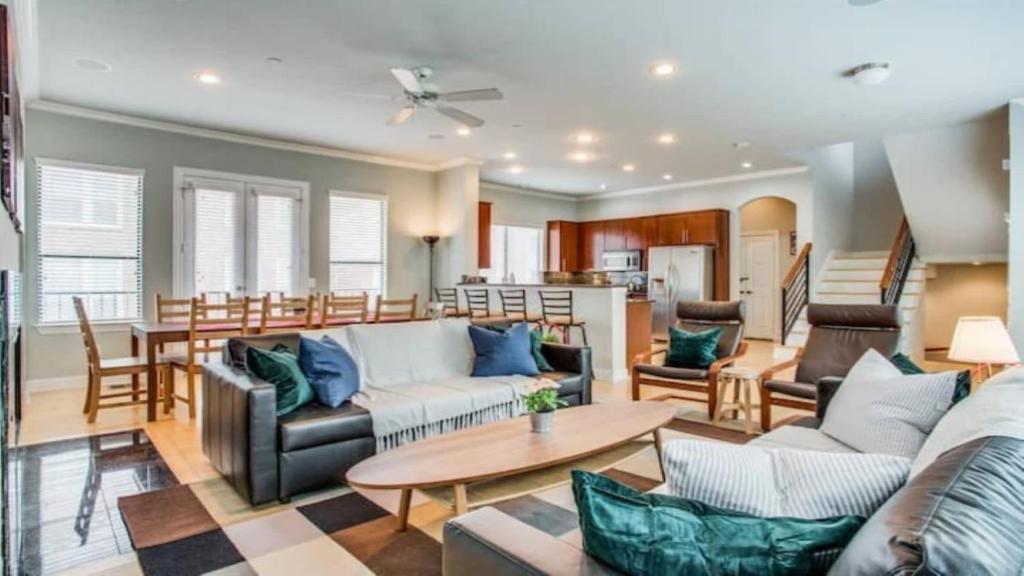 Stylish Three-Story Oak Lawn House - image 3