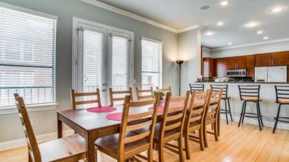 Stylish Three-Story Oak Lawn House - image 4