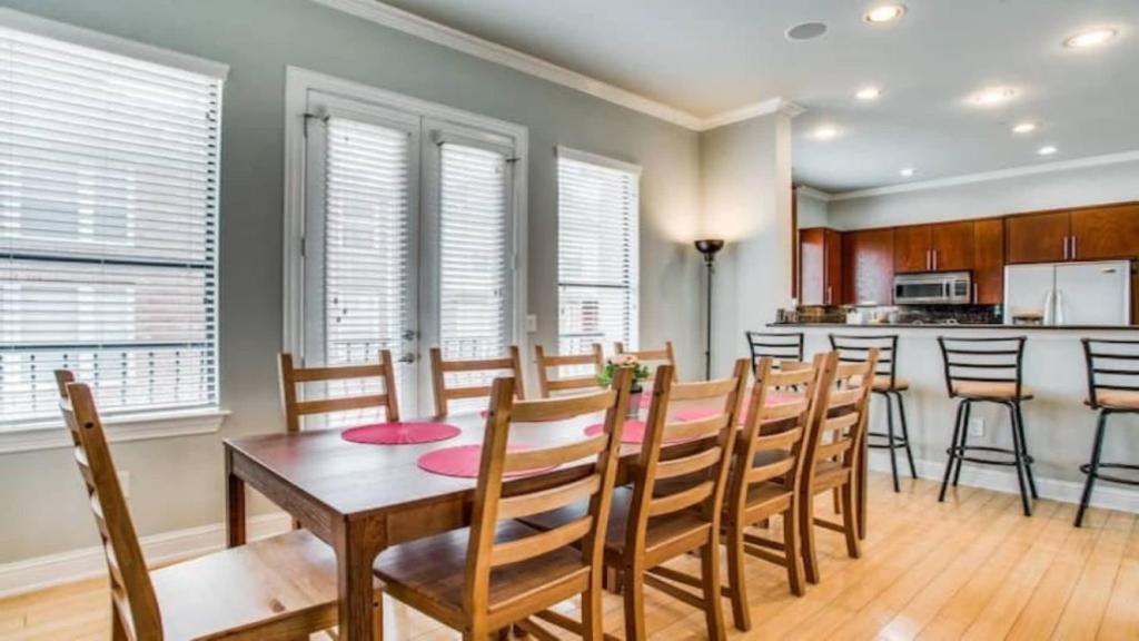 Stylish Three-Story Oak Lawn House - image 4