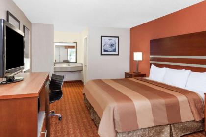 Days Inn by Wyndham Dalton - image 10