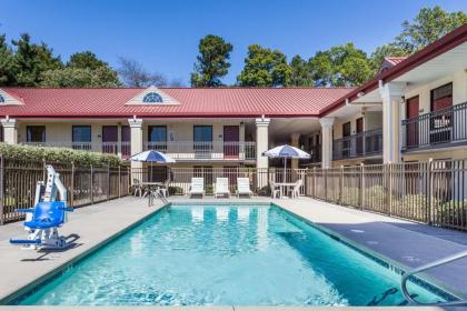 Days Inn by Wyndham Dalton - image 5