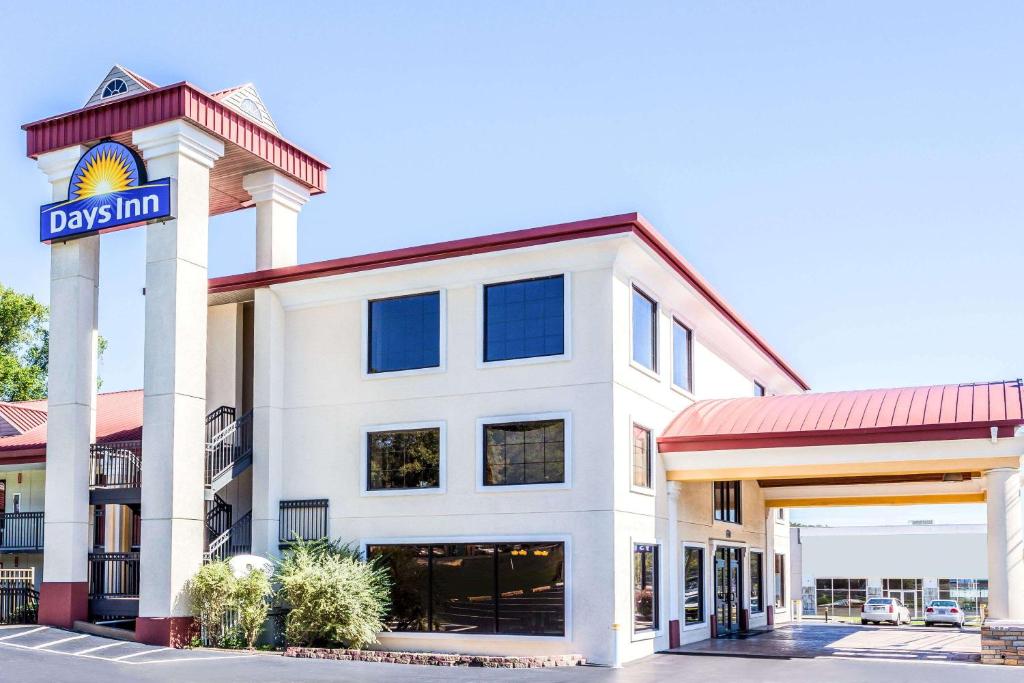 Days Inn by Wyndham Dalton - image 6