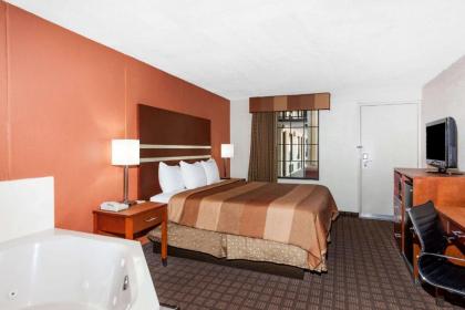 Days Inn by Wyndham Dalton - image 8