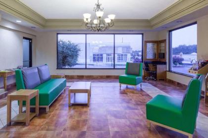 Days Inn by Wyndham Dalton - image 9