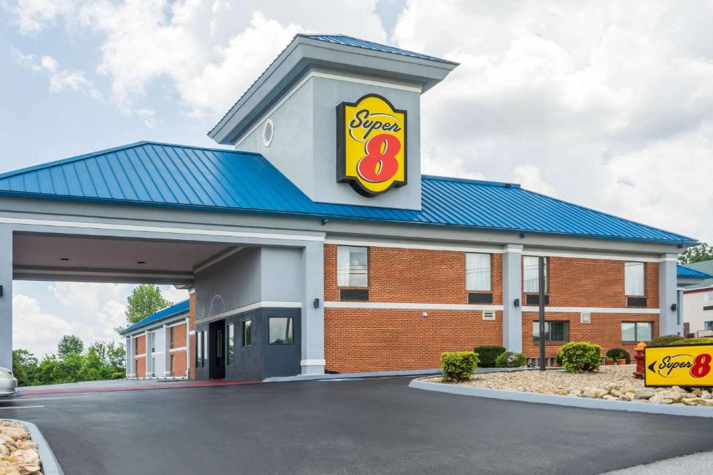 Super 8 by Wyndham Dandridge - main image