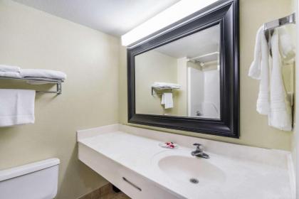 Super 8 by Wyndham Dandridge - image 10
