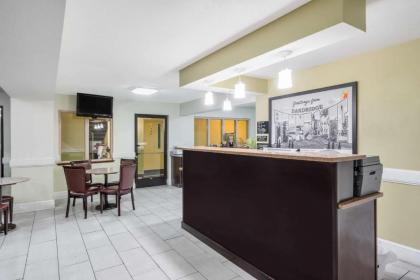 Super 8 by Wyndham Dandridge - image 13