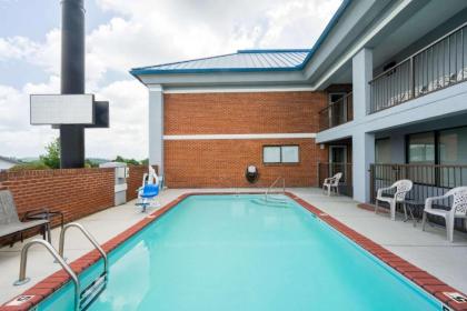 Super 8 by Wyndham Dandridge - image 4