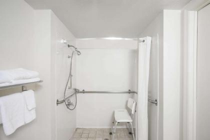 Super 8 by Wyndham Dandridge - image 9
