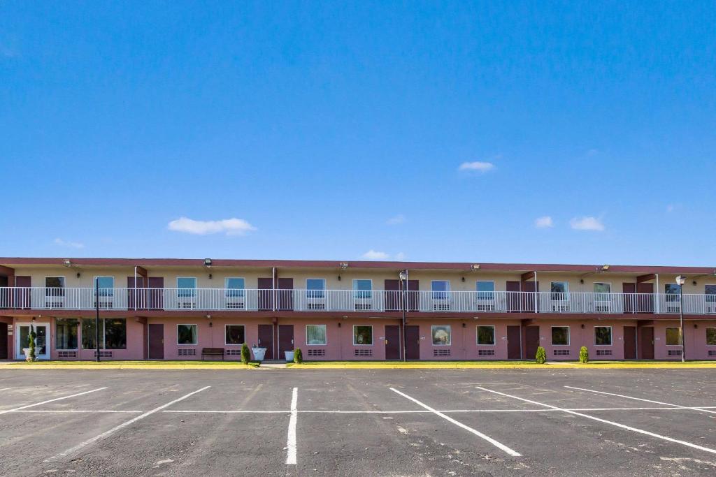 Econo Lodge - image 4