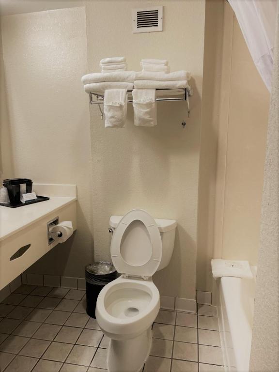 Quality Inn - image 2