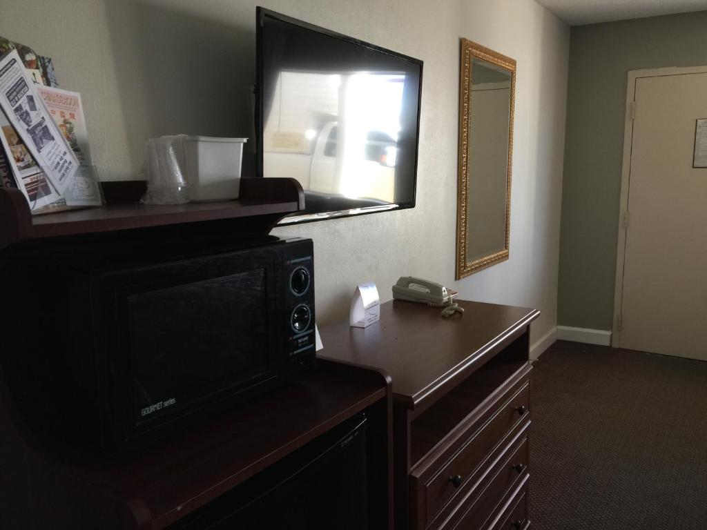 Red Carpet Inn & Suites - Danville - main image
