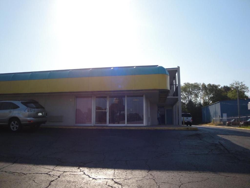 Red Carpet Inn & Suites - Danville - image 2