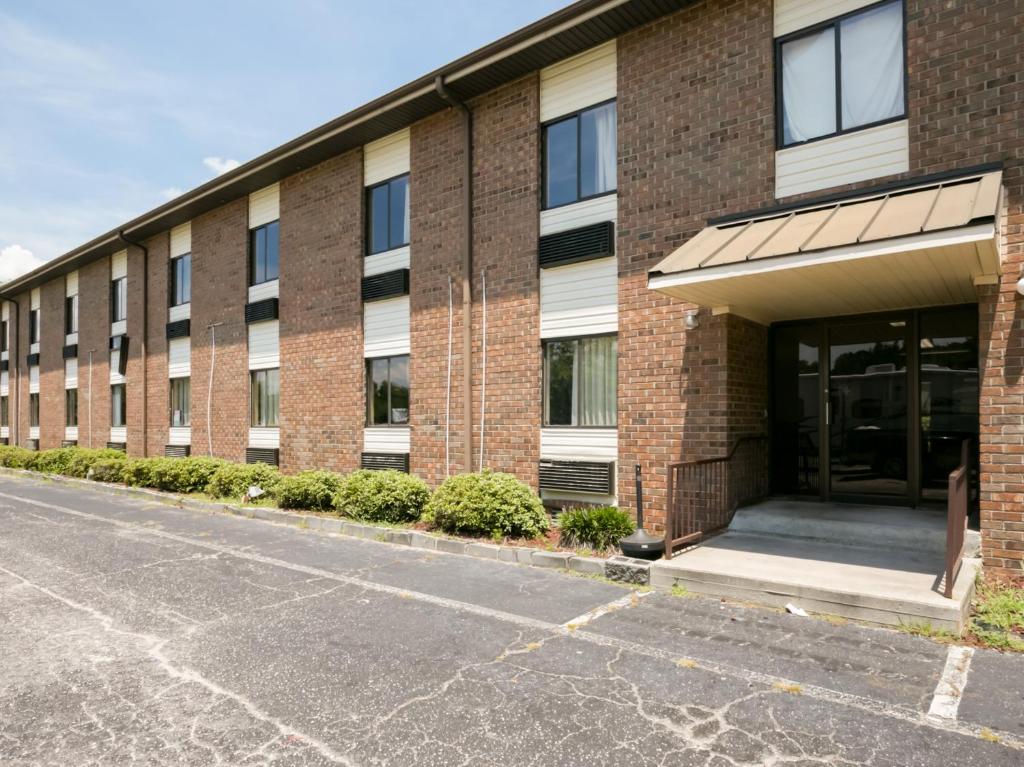 Raceway Inn - main image
