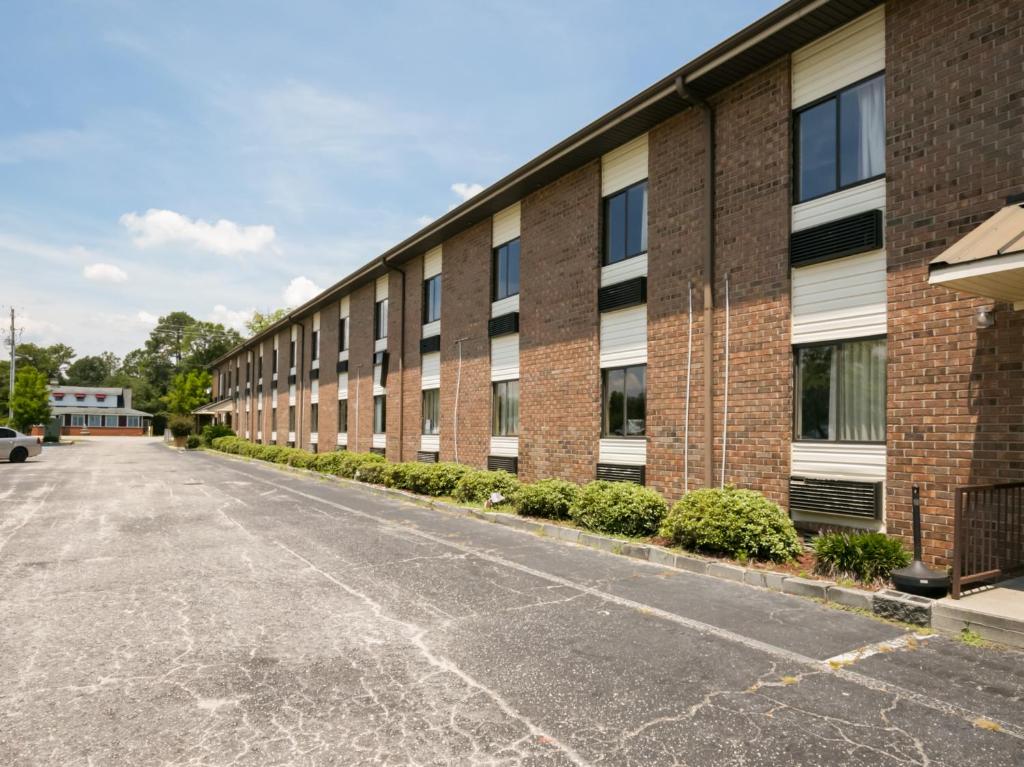 Raceway Inn - image 2