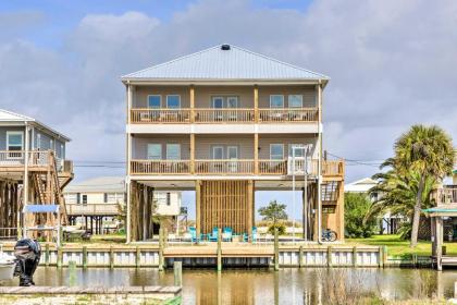 Luxe Spacious Stilted Home with Kayaks Walk to Beach