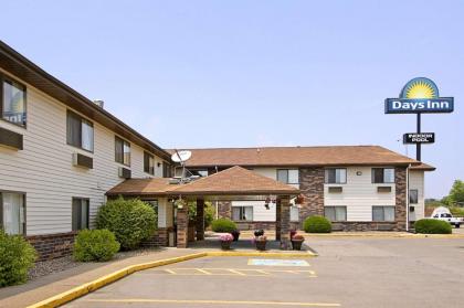 Days Inn  Suites by Wyndham Davenport East