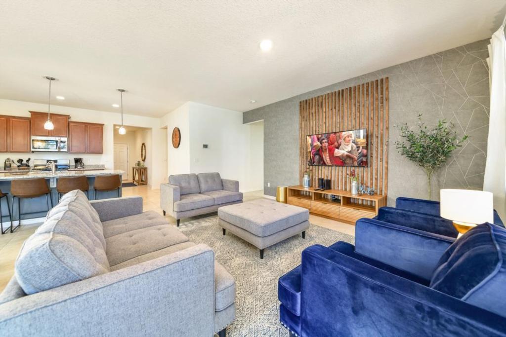 Fabulous 7 Beds 5.5 Baths Home - main image