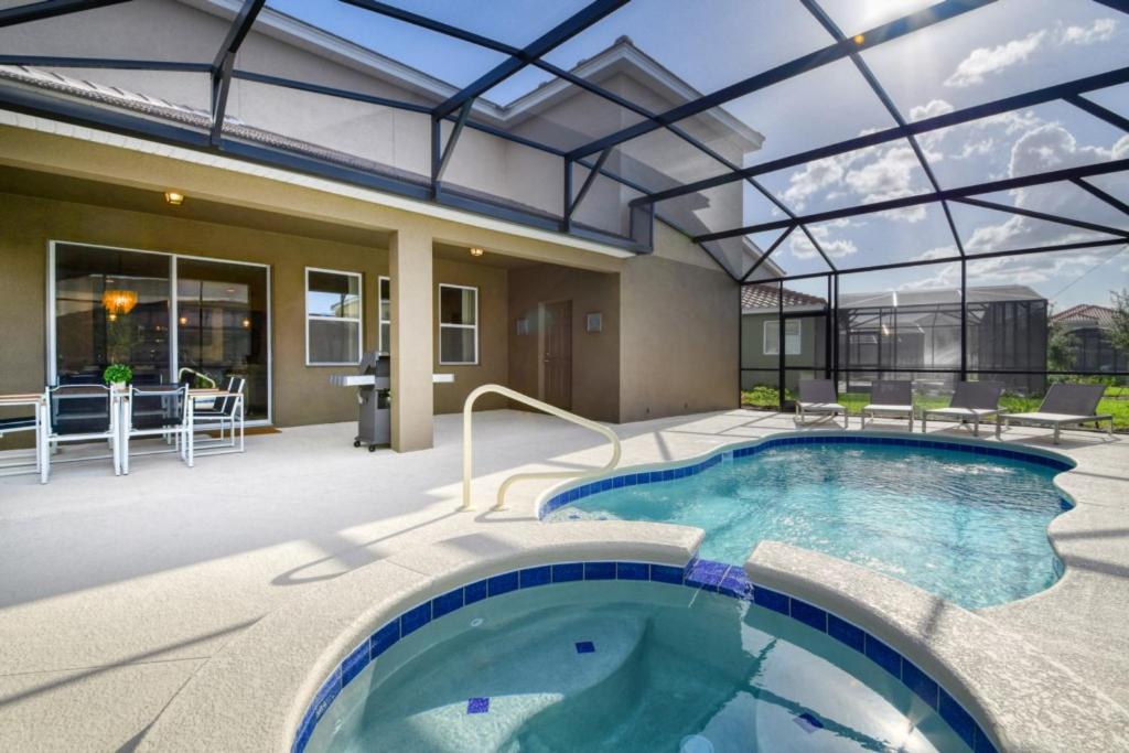 Fabulous 7 Beds 5.5 Baths Home - image 5
