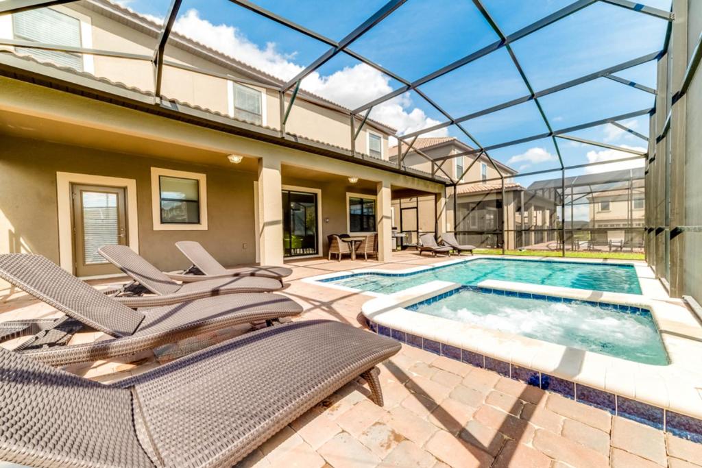 Blue Water Retreat - main image