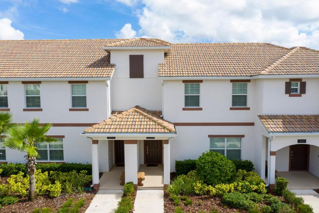 Stunning Four Bedroom w/ Screened Pool Close to Disney 1559 - main image