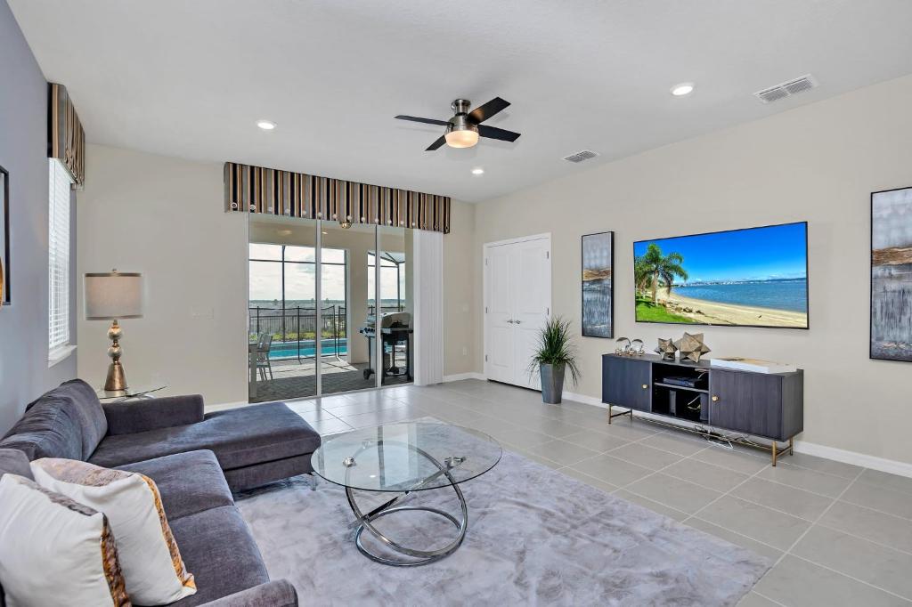 7BR Home - Family Resort - Private Pool Hot Tub and BBQ! - image 2
