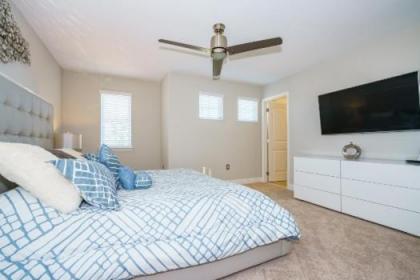 Sunshine at Solterra - 6 bed family villa with a private pool & spa lake views game room and resort facilities - image 12