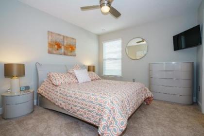 Sunshine at Solterra - 6 bed family villa with a private pool & spa lake views game room and resort facilities - image 13