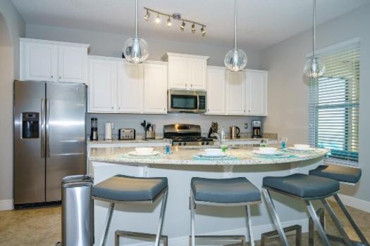 Sunshine at Solterra - 6 bed family villa with a private pool & spa lake views game room and resort facilities - image 4